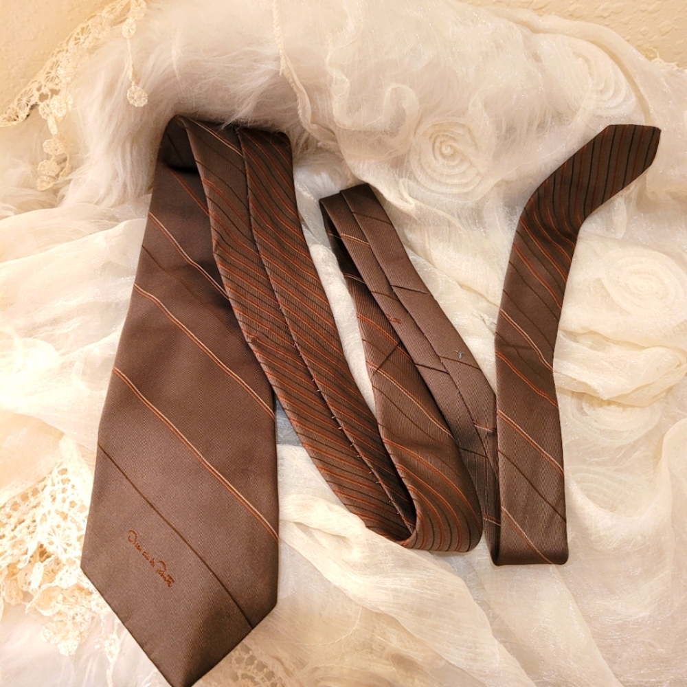 ⭐️ Oscar de la Renta brown tie